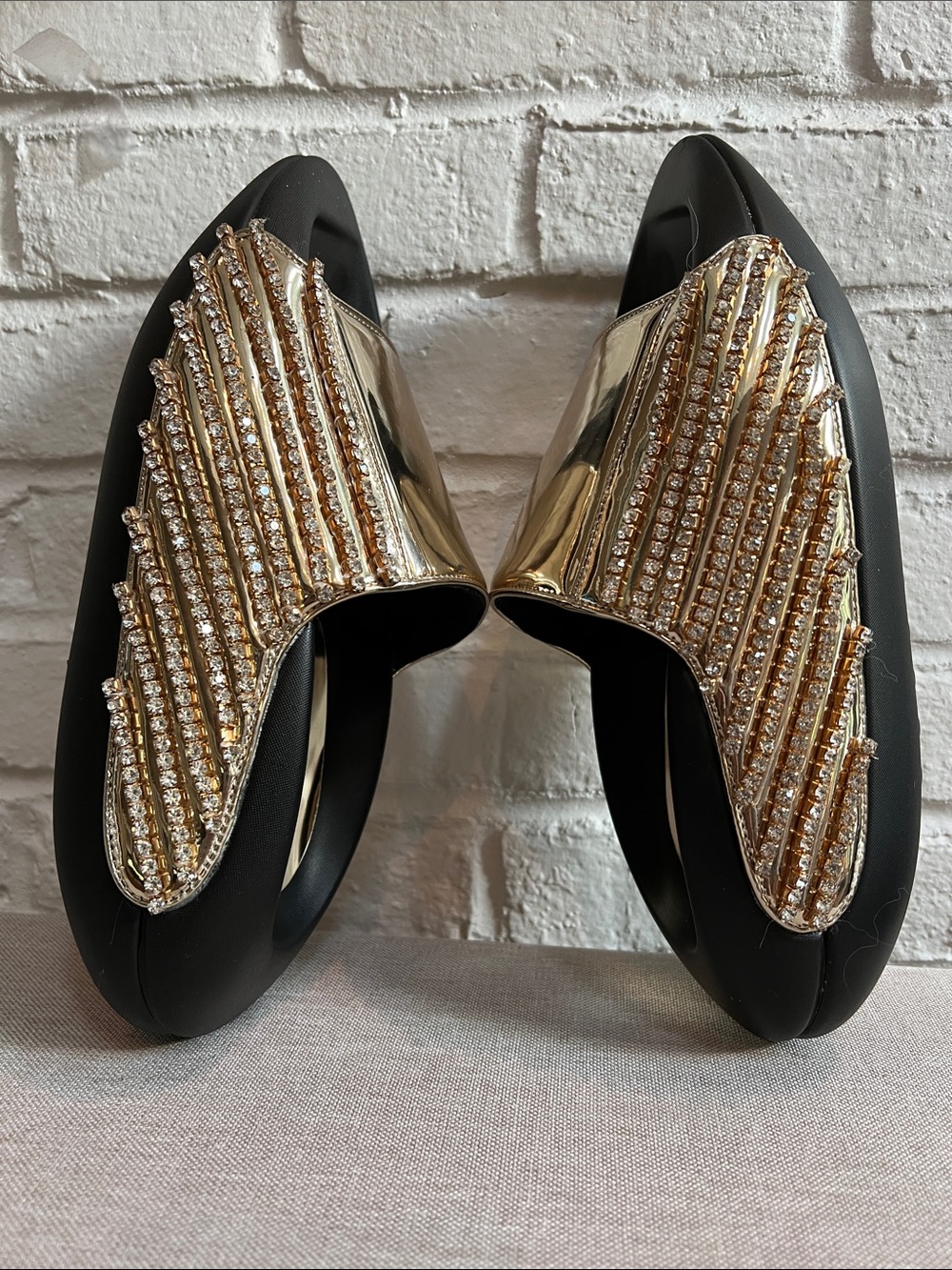 AZALEA WANG BUGGY SLIDE Black Gold Rhinestone unique curved Flatform Rubber base - Picture 13 of 16